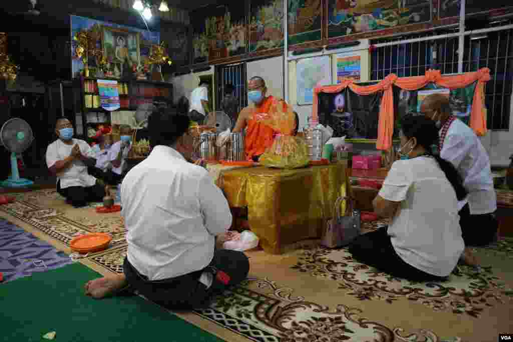 ពុទ្ធបរិស័ទ​កំពុង​វេរ​ទេយ្យទាន​ដល់​ព្រះ​សង្ឃ នៅ​វត្ត​​ថាន់​ រាជធានី​ភ្នំពេញ ក្នុង​អំឡុង​​ពេល​​ប្រារព្ធ​ពិធី​បុណ្យ​ចូល​ឆ្នាំ​ខ្មែរ​ថ្ងៃទី​២ នៅ​ថ្ងៃ​ទី​១៤ ខែមេសា ឆ្នាំ​២០២០។ (កាន់ វិច្ឆិកា/VOA)