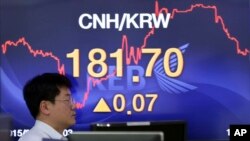 13일 한국 서울의 외환 거래소에 위안화 환율이 표시된 전광판이 보인다.