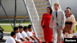 Mwana wa Mfalme Harry akiwa na mke wake Meghan.