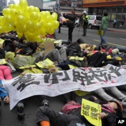 游行时演出核灾警报快闪扑街行动剧