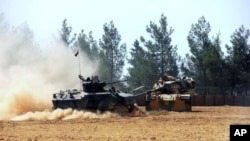 在土耳其-叙利亚边界附近的土耳其军队坦克和装甲车（2016年8月23日）