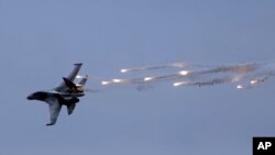 Pesawat jet tempur TNI Angkatan Udara dalam sebuah pameran dirgantara di Jakarta, 9 April 2016. (Foto: AP)