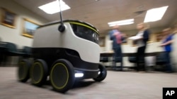 ربات های چرخدار به اندازه یک یخدان که می توانند به اندازه تقریباً یک کیسه پلاستیک پر بار تحویل بدهند