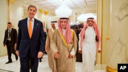 지난 1월 사우디아라비아 리야드에서 열린 걸프협력위원회 회의에서 존 케리 미국 국무장관(왼쪽) 아델 알주바이르 사우디 외무장관과 대화하고 있다. (자료사진)