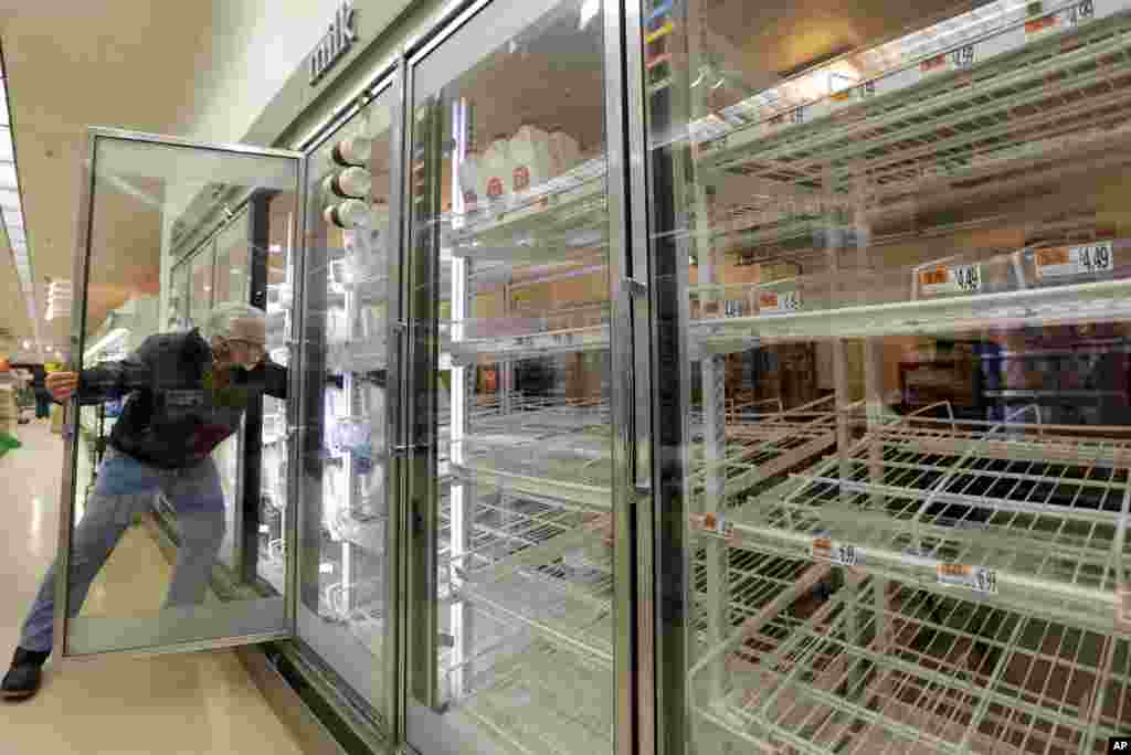 Jack Percoco merogoh susu dari rak yang hampir kosong di sebuah supermarket di Somerville, Massachusetts. Sebuah badai musim dingin besar sedang menuju ke arah Timur Laut AS, dengan sampai dua kaki dari salju dperkirakan untuk wilayah Boston.