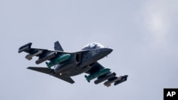 Jet tempur Yak-130 buatan Rusia sedang bermanuver di pameran dirgantara di Zhukovsky, dil luar Kota Moskow, Rusia, 21 Juli 2017. Pada Kamis, 7 November 2024, jet tempur jenis yang sama jatuh di dataran tinggi Vietnam, tetapi pilot selamat. (Foto: AP Photo)