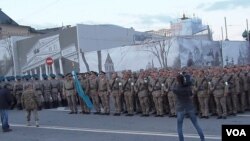 参加今年5月9日莫斯科红场阅兵彩排的哈萨克军队。（美国之音白桦拍摄）