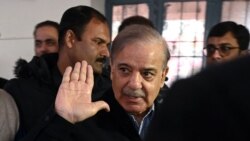 مسلم لیگ نون کے رہنما شہباز شریف نے لاہور میں ووٹ ڈالا۔ فوٹو اے ایف پی 