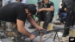 시리아 이들립지역에서 기관총을 점검하는 반군