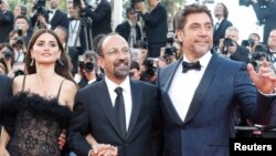 اصغر فرهادی کارگردان فیلم «همه می دانند» در بین دو بازیگر فیلم: «پنه لوپه کروز» و «خاویر باردم»