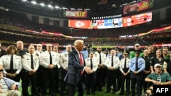 Президент Дональд Трамп встретился с сотрудниками правоохранительных органов Нового Орлеана во время посещения поля перед началом Суперкубка LIX на стадионе Caesars Superdome в Новом Орлеане, Луизиана, 9 февраля 2025 года