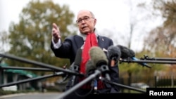 白宫经济顾问库德洛11月13日在白宫外面对记者讲话.