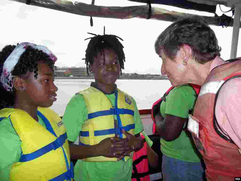 Siswa-siswi sekolah di Washington berperahu di Sungai Anacostia bersama Menteri Dalam Negeri Sally Jewell, pada peluncuran acara Pekan Memancing dan Berperahu Nasional.&nbsp;(VOA/Rosanne Skirble)