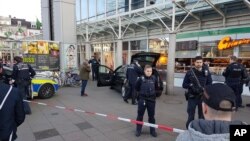 ماموران پلیس در مقابل فروشگاهی در شهر هایدلبرگ آلمان که یک خودرو با گروهی از مردم برخورد و سه نفر را زخمی کرد - ۷ اسفند ۱۳۹۵ 