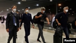 Gjokoviç në aeroport para largimit nga Australia