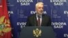 Crnogorski premijer Zdravko Krivokapić govori na konferenciji za novinare u Podgorici (Foto: VOA)