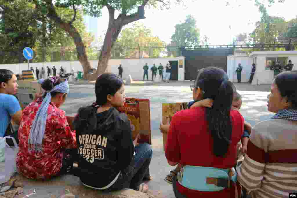 ក្រុម​គ្រួសារ​ និង​អ្នក​គាំទ្រ​លោក​ រ៉ាត់ រត្នមុនី​ ​អ្នក​បកប្រែ​ភាពយន្ត​ឯកសារ «ម្តាយ​ខ្ញុំ​លក់​ខ្ញុំ»​ បន្ត​សុំ​អន្តរាគមន៍​​ពី​ស្ថានទូត​រុស្ស៊ី​ប្រចាំ​កម្ពុជា​​ ជា​លើកទី​៤ ខណៈ​​អាជ្ញាធរ និង​ក្រុម​សន្តិសុខ​ខណ្ឌ​កំពុង​ឈរ​ការពារ​ស្ថានទូត នាថ្ងៃទី៦ ខែកុម្ភៈ 