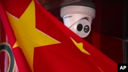 北京一家商店外摄像头旁的中国国旗。（2019年10月8日）