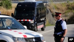 Un policier inspecte un véhicule de près de Subirats, Espagne, 21 août 2017.