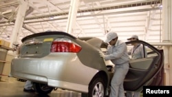 图为丰田汽车公司在中国天津的汽车工厂（2002年10月8日）