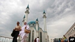 이탈리아 로마 동물원에서 오랑우탄이 더위를 식히라고 사육사가 준 아이스크림을 먹고 있다.