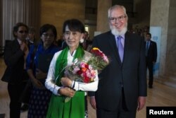 Ikon pro-demokrasi Burma, Aung San Suu Kyi (kiri) disambut oleh Direktur Organisasi Buruh Internasional (ILO) Juan Somavia setibanya di Jenewa, Swiss (14/6).