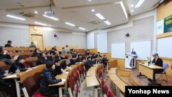 한국 건국대 통일인문학연구단이 지난 21일 서울 광진구 능동로 건국대학교 법학관에서 개최한 '석학초청강연회'에서 한완상 전 부총리가 '격변하는 세계정세와 한반도 평화'를 주제로 강연하고 있다. 