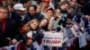 지난 3월 미국 미시건주 워렌에서 열린 도널드 트럼프 공화당 대선 후보 유세장에서 지지자들이 트럼프 후보를 기다리고 있다. (자료사진)