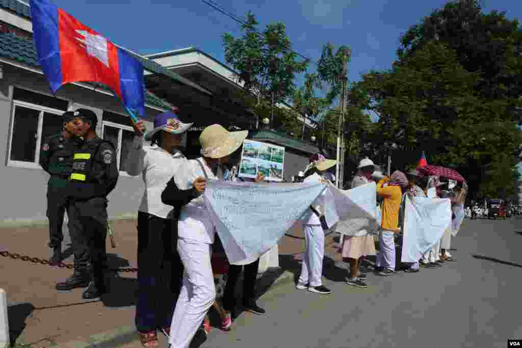 ប្រជា​​ពលរដ្ឋ​ជាង​ ២០​នាក់ ​​តំណាង​ឲ្យ​អ្នក​មាន​ទំនាស់​ដីធ្លី​ចំនួន​​ជាង​ ១០០​​គ្រួសារ​ ខេត្ត​កោះកុង ដែល​កំពុង​មាន​ជម្លោះ​ដីធ្លី​ជាមួយ​​ក្រុមហ៊ុន​ចិន ​Union Dev​el​o​pm​ent Group (UDG) ​តវ៉ា​នៅ​ខាងមុខ​ស្ថាន​ទូត​ចិន​ប្រចាំ​កម្ពុជា នា​ថ្ងៃទី​១៣ ខែ​សីហា​ ឆ្ន