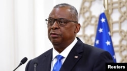 لوید آستین، وزیر دفاع آمریکا، در جریان سفر به قطر