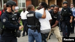 2015年8月19日，密苏里州圣路易斯发生枪击事件后，警察逮捕一名示威者。