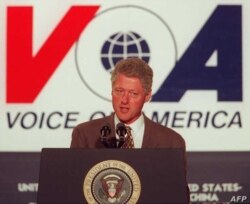Rais Bill Clinton akizungumza kutoka Sauti ya Amerika, Washington, DC, Octoba 24, 1997.
