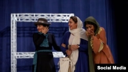 گروهی از بازیگران نمایش