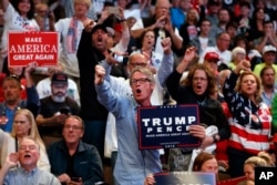 川普支持者们在俄亥俄州辛辛那提的竞选大会上对入场的记者吼叫（2016年10月13日)）