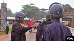 La police libérienne dans la ville de Monrovia, au Libéria, le lundi 18 août 2014.