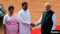 2015年2月15日斯里兰卡总统迈特里帕拉·西里塞纳（中）与印度总理纳伦德拉·莫迪（右）握手