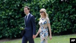 美国总统川普的女儿伊万卡和女婿库什纳准备乘坐海军陆战队一号直升机(2017年5月19日)