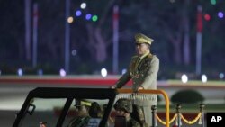 মিয়ানমারের ৭৯তম আর্মড ফোর্সেস দিবসের কুচকাওয়াজ পরিদর্শন করছেন সামরিক পরিষদের প্রধান সিনিয়র জেনারেল মিন আউং হ্লাইং। ফটোঃ নেপিডো, মিয়ানমার, ২৭ মার্চ, ২০২৪।