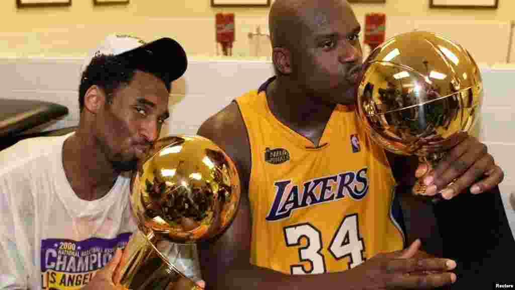 Mchezaji wa Los Angeles Lakers, Shaquille O&#39;Neal, kati, na Kobe Bryant