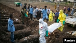 Enterrement d'une victime d'Ebola dans un cimetière de Freetown, Sierra Leone, le 17 décembre 2014. 