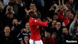 Paul Pogba célèbre son but en croisant les bras, Manchester, le 18 novembre 2017.