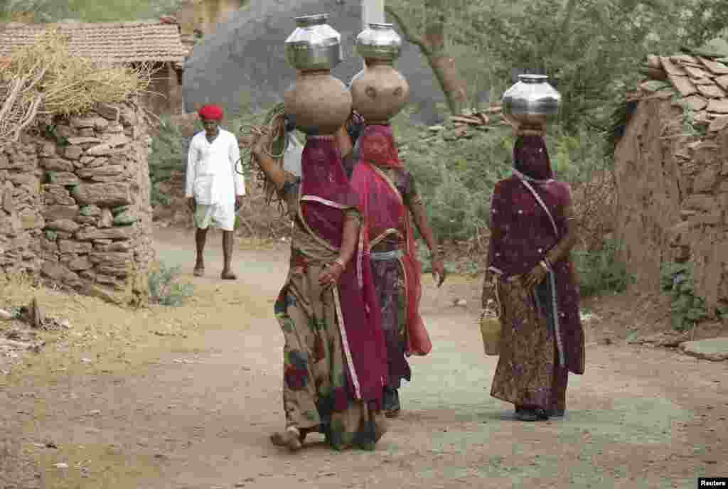 ស្រ្តី​ទូល​ក្អម​ដាក់​ទឹក​ទទួលទាន​នៅ​ភូមិ Devmali ក្នុង​រដ្ឋ​ Rajasthan ប្រទេស​ឥណ្ឌា។