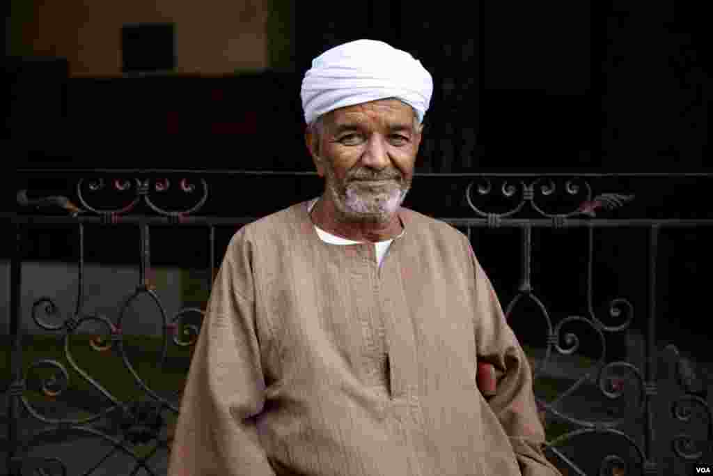 Wahid Ahmed Fouad, pelayan toko di Kairo, mengatakan, &quot;Untuk skala tertentu, ia telah mengakhiri terorisme di dunia Arab.&quot; (Y. Weeks/VOA) 