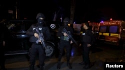 突尼斯警察在袭击现场站岗。 （2015年11月24日）