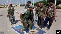 Para pejuang laskar pembebasan Suriah siaga di Tal Abyad, dekat perbatasan dengan Turki (foto: dok).