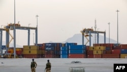 ፋይል - የሶማሌላንድ ፀጥታ ኃይሎች በርበራ ወደብ ላይ ከተከማቹ የእቃ ማጓጓዣ መርከቦች አቅራቢያ ቆመው ሲጠብቁ ይታያሉ።