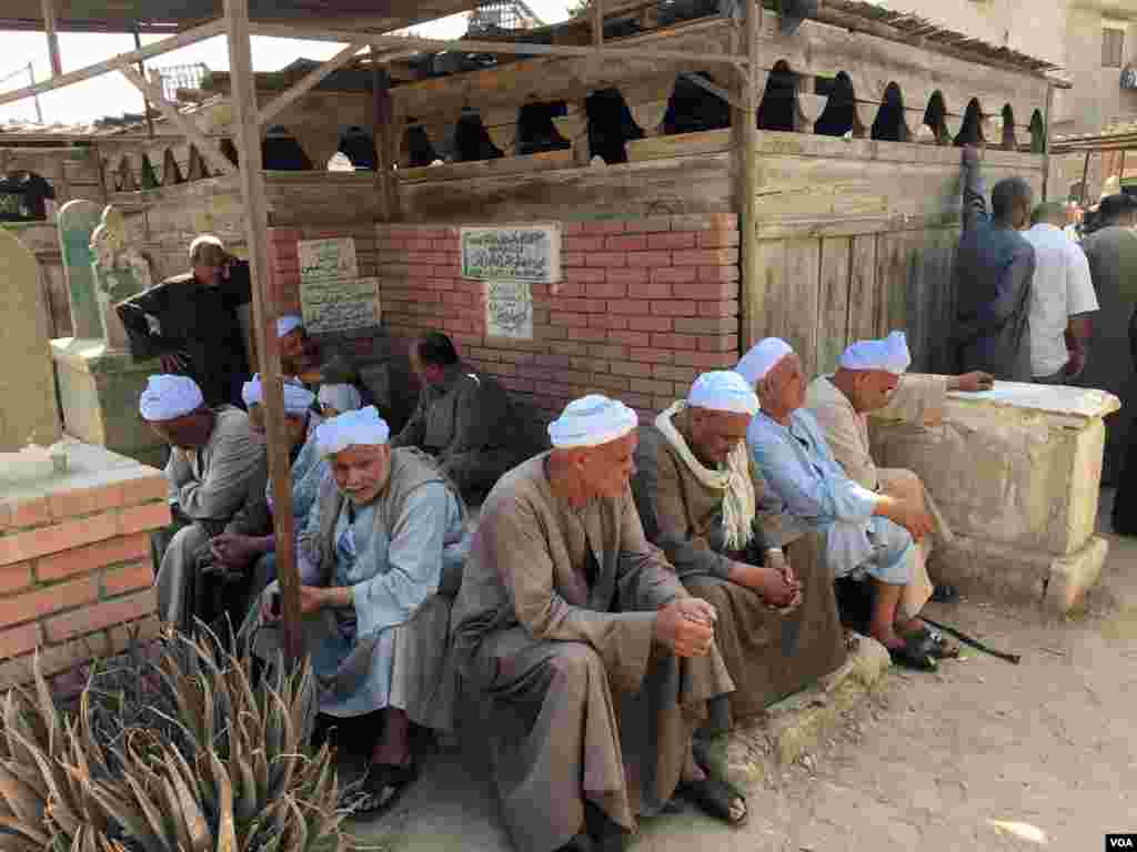 At Sayeda Aisha tombs, also known as the City of the Dead, mourners visit recently dead relatives’ tombs on Fridays. 27 May 2016, Cairo. (Photo: Hamada Elrasam for VOA)