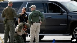 执法人员在枪击现场调查 （美联社照片）