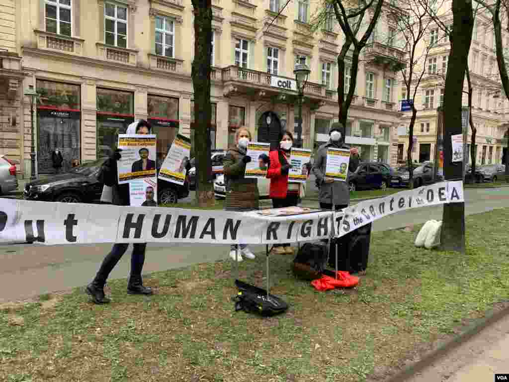 فعالان حقوق بشر مقابل اقامتگاه هیات ایرانی، خواستار آزادی زندانیان سیاسی در ایران شدند. 