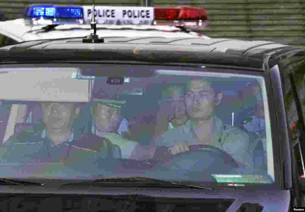 薄熙来乘车离开济南中级人民法院。照片来源：日本共同社，2013年8月23日。